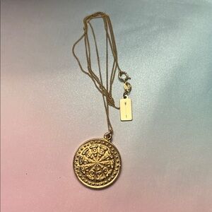 Elegant Gold Pendant Necklace